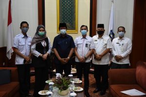 Pimpinan Bank BTN Syariah Cabang Batam foto bersama Gubernur Kepri, Isdianto