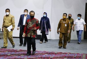 Pjs Gubernur Kepri bersama Pimpinan DPRD saat memasuki ruang sidang