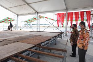 Sekdaprov Kepri Arif Fadillah melihat proses pembangunan panggung utama