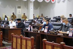 Suasana sidang paripurna penyampaian Pandum Fraksi di DPRD Kepri