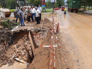 Terlihat alat berat disiapkan untuk memperbaiki jalan yang amblas