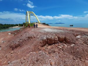 Terlihat jalan akses menuju Jembatan Kuning Coastal Area