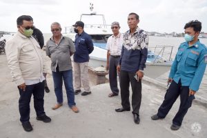 Anggota Komisi III DRPD Kepri Hadi Candra saar berbincang dengan warga sekitar