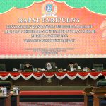 Dihadiri Gubernur Kepri Ansar Ahmad, Wakil Ketua I dan II DPRD Kepri saat memimpin sidang