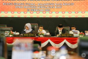 Dua Pimpinan DPRD Kepri saat memimpin jalannya sidang