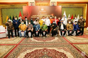 Foto bersama Wakil Ketua III DPRD Kepri, Pj Sekdaprov dengan perwakilan partai-partai dan KPU Provinsi Kepri