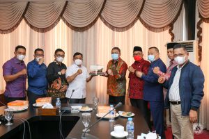 Foto bersama jajaran DPRD Jambi dengan DPRD Provinsi Kepri