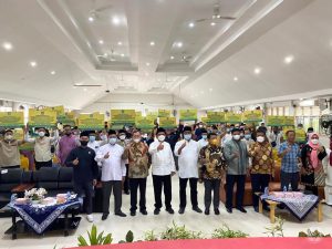 Foto bersama penerima bantuan dengan jajaran DPRD Kepri dan Gubernur Ansar Ahmad