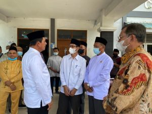 Gubernur Kepri Ansar Ahmad berbincang dengan beberapa anggota DPRD Kepri