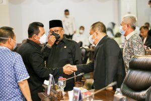 Gubernur Kepri Ansar Ahmad menyalami para anggota DPRD Kepri
