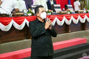 Gubernur Kepri Ansar Ahmad saat menyapa para anggota DPRD Kepri