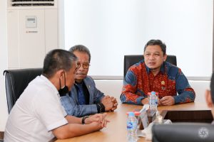 Kajati Kepri Gerry Yasid saat berbincang dengan Ketua DPRD dan Wakil Ketua II Raden Hari Tjahyono