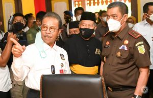 Ketua DPRD Kepri Jumaga Nadeak berbincang dengan Kajati Kepri Gerry Yasid