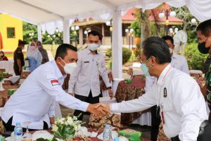 Ketua DPRD Kepri Jumaga Nadeak bersalaman dengan Gubernur Ansar Ahmad
