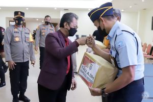 Ketua DPRD Kepri Jumaga Nadeak ikut menyerahkan tali asih dari Kapolda Kepri