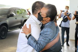 Ketua DPRD Kepri Jumaga Nadeak memeluk Kajati Kepri Gerry Yasid