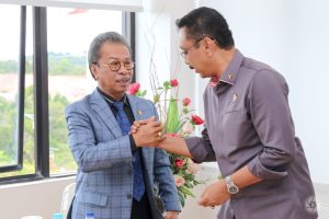 Ketua DPRD Kepri Jumaga Nadeak menyalami Wakil Kejati Kepri Yudi Indra Gunawan