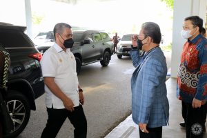 Ketua DPRD Kepri Jumaga Nadeak menyambut kedatangan Kajati Kepri Gerry Yasid