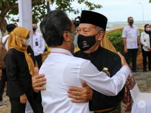Ketua DPRD Kepri Jumaga Nadeak saat memeluk Ketua LAM Kepri