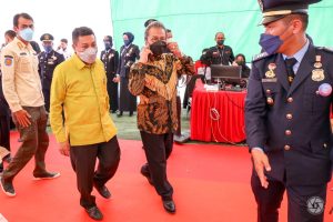 Ketua DPRD Kepri Jumaga Nadeak saat tiba di lokasi acara bersama Sekwan Martin Maromon