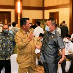 Ketua Komisi I DPRD Kepri Bobby Jayanto berbincang dengan Gubernur Kepri Ansar Ahmad