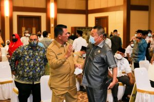 Ketua Komisi I DPRD Kepri Bobby Jayanto berbincang dengan Gubernur Kepri Ansar Ahmad