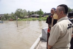 Ketua Komisi III Widiastadi Nugroho melihat langsung jembatan ponton yang ambruk