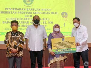 Ketua Komisi IV DPRD Kepri Rizki Faisal saat serahkan bantuan