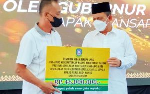 Penyerahan bantuan secara simbolis oleh Gubernur Ansar Ahmad