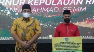 Plt Bupati Bintan Robby Kurniawan bersama penerima bantuan