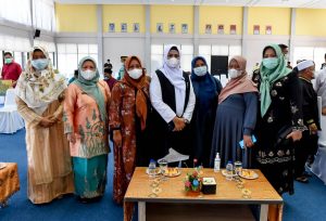 Wakil Ketua I DPRD Kepri Dewi Kumalasari foto bersama dengan sejumlah ibu-ibu di Bintan