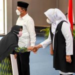 Wakil Ketua I DPRD Kepri Dewi Kumalasari menyalami penerima bantuan