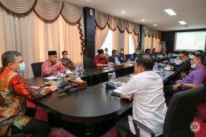 Wakil Ketua II DPRD Kepri, Raden Hari Tjahyono memimpin pertemuan
