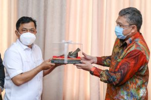 Wakil Ketua II DPRD Kepri, Raden Hari Tjahyono menyerahkan cenderamata ke Pimpinan DPRD Jambi