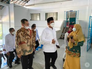 Wakil Ketua III DPRD Kepri Afrizal Dachlan mendampingi Gubernur Ansar saat serahkan bantuan