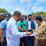 Wakil Ketua Komisi I Taba Iskandar bersama Anggota Komisi I Harlianto mengecek lahan warga