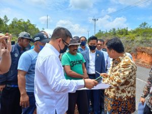 Wakil Ketua Komisi I Taba Iskandar bersama Anggota Komisi I Harlianto mengecek lahan warga
