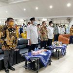 Wakil Ketua Komisi I Taba Iskandar dan Wakil Ketua III DPRD Kepri Afrizal Dachlan saat penyerahan bantuan