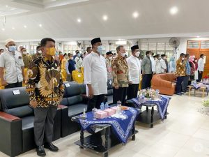 Wakil Ketua Komisi I Taba Iskandar dan Wakil Ketua III DPRD Kepri Afrizal Dachlan saat penyerahan bantuan