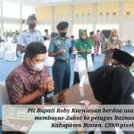 Plt Bupati Roby Kurniasan berdoa usai membayar Zakat ke petugas Baznas Kabupaten Bintan. (2000 pixel)