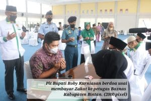 Plt Bupati Roby Kurniasan berdoa usai membayar Zakat ke petugas Baznas Kabupaten Bintan. (2000 pixel)