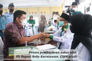 Proses pembayaran zakat oleh Plt Bupati Roby Kurniawan. (2000 pixel)