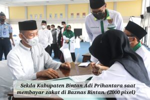 Sekda Kabupaten Bintan Adi Prihantara saat membayar zakat di Baznas Bintan. (2000 pixel)