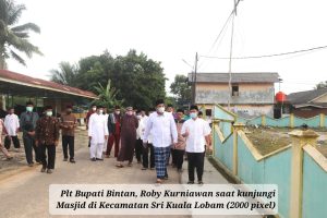 Plt Bupati Bintan, Roby Kurniawan saat kunjungi Masjid di Kecamatan Sri Kuala Lobam (2000 pixel)