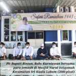Plt Bupati Bintan, Roby Kurniawan bersama para jemaah di Masjid Nurul Istiqomah Kecamatan Sri Kuala Lobam (2000 pixel)