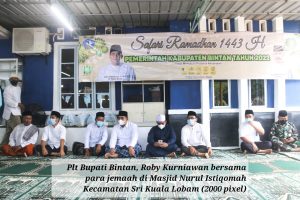 Plt Bupati Bintan, Roby Kurniawan bersama para jemaah di Masjid Nurul Istiqomah Kecamatan Sri Kuala Lobam (2000 pixel)