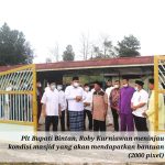 Plt Bupati Bintan, Roby Kurniawan meninjau kondisi masjid yang akan mendapatkan bantuan (2000 pixel)