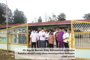 Plt Bupati Bintan, Roby Kurniawan meninjau kondisi masjid yang akan mendapatkan bantuan (2000 pixel)