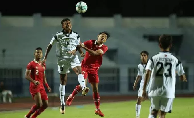 Aksi duel udara antara pemain Timor Leste dengan Timnas Indonesia di laga penyisihan Grup B Piala AFF U-23, Minggu (20/8/2023) malam-f/istimewa-net